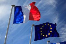 Drapeaux France et Europe dans le vent